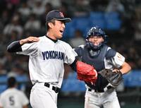 ６回、下川を二ゴロ併殺に打ち取りピンチを切り抜け喜ぶ横浜・織田（左）