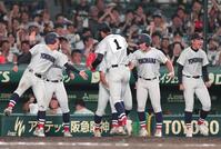 ６回、下川を二ゴロ併殺に打ち取りピンチを切り抜けた横浜・織田（中央）を迎える横浜ナイン