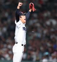 ６回、日南学園・下川源次を併殺に打ち取り、歓喜の横浜・織田翔希（撮影・中田匡峻）