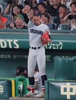 ９回、横浜・江坂佳史の満塁本塁打を喜ぶ横浜・織田翔希（撮影・西田忠信）