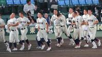 横浜に敗れ、スタンドへあいさつに向かう日南学園ナイン（撮影・西田忠信）