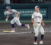 ７回、横浜・千島大翼に勝ち越しの適時三塁打を許す日南学園・谷口銀次郎（撮影・西田忠信）