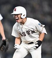 ６回、左前打を放ち、雄たけびを上げる日南学園・荒木