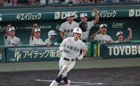 ４回、日南学園・下川源次（手前）の同点打を喜ぶ日南学園ベンチ（撮影・西田忠信）