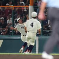６回、横浜・江坂佳史の打球を落球する右翼手の日南学園・田中皐晴（撮影・中田匡峻）