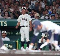 ６回、横浜の走塁ミスが続き声を出す日南学園・金川豪一郎監督（撮影・中田匡峻）