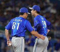 ６回、降板をする平良（右）。お尻をたたく相川監督（撮影・佐々木彰尚）