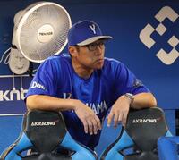戦況を見守る相川監督（撮影・佐々木彰尚）