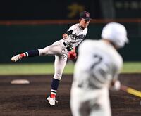 ６回、下川源次（手前）を二ゴロ併殺に打ち取った横浜・織田翔希（撮影・開出牧）