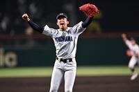 ６回、下川源次を二ゴロ併殺に打ち取り歓喜のガッツポーズを決める横浜・織田翔希（撮影・開出牧）