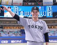 ヒーローインタビューを終えポーズをとる中山
