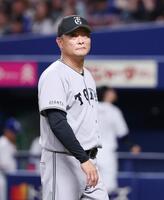 中日に勝利し、引き揚げる橋上監督代行