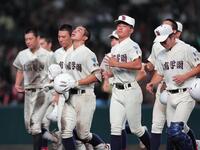 横浜に敗れ、引き揚げる日南学園ナイン