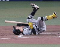 ３回、高橋宏から死球を受ける浦田