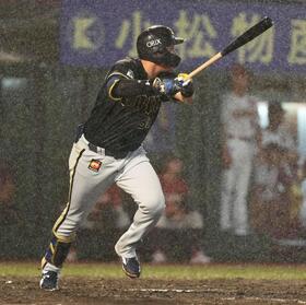 ４回、来田が中越えに２点二塁打を放つ