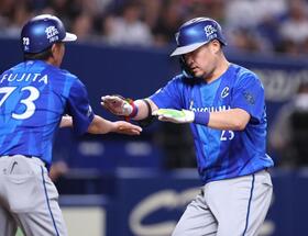 ６回、左越えソロを放ちタッチを交わす筒香