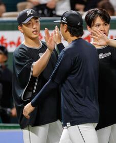 　６回２失点で２勝目を挙げ、ナインを迎えるロッテ・田中（左）