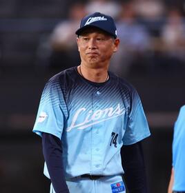 ８回、選手交代を告げる西口監督（撮影・中島達哉）