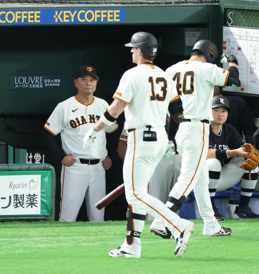 ９回、空振り三振のキャベッジ（１３）と橋上監督代行（撮影・金田祐二）