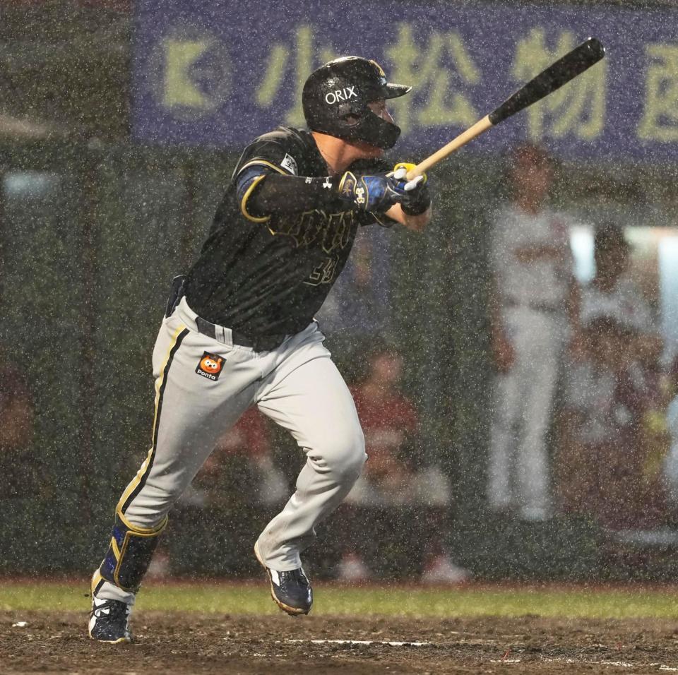 ４回、来田が中越えに２点二塁打を放つ