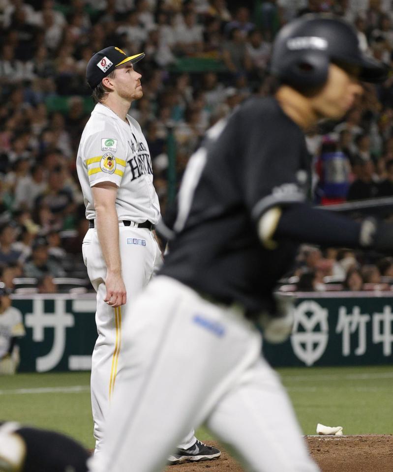 　２回、ロッテ・上田（手前）に先制２ランを浴びたソフトバンクのスチュワート
