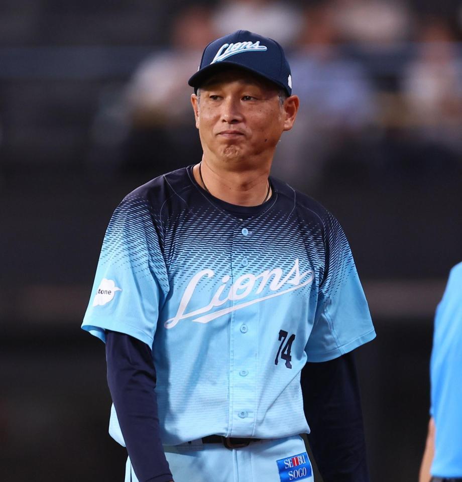 ８回、選手交代を告げる西口監督（撮影・中島達哉）