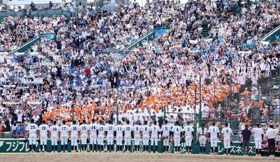 　２回戦を突破し、アルプススタンドにあいさつをする有明ナイン（撮影・坂部計介）