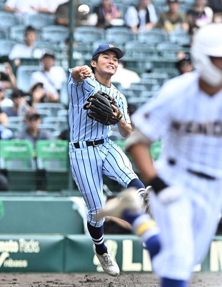 　１回、石田雄の送りバントをジャンピングスローで処理する東海大甲府・田中楓（撮影・開出牧）