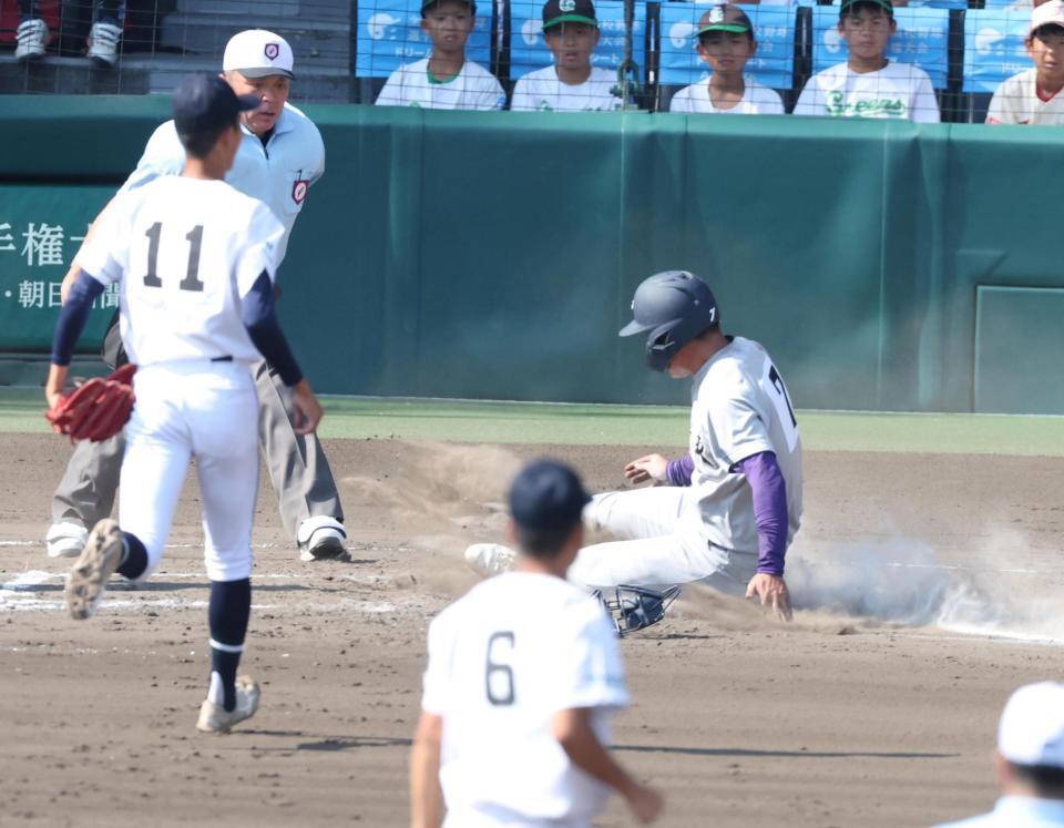 ７回、花巻東・久保村冠太の打席で本盗を決める花巻東・赤間史弥（右）＝撮影・中田匡峻