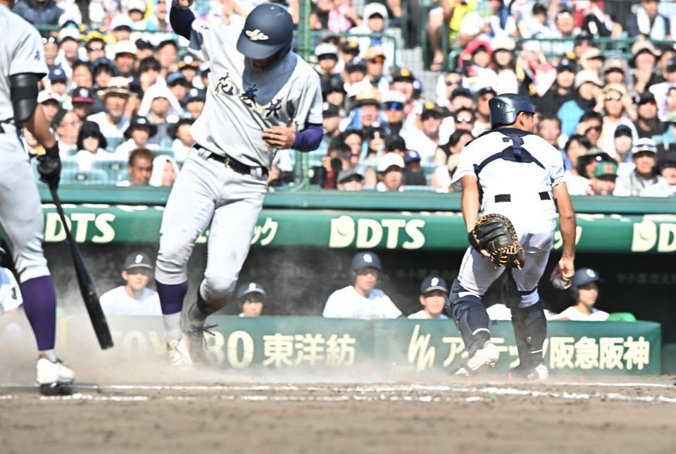 ７回、ホームスチールに成功した赤間史弥（左）。捕手・森仙太郎（撮影・開出牧）