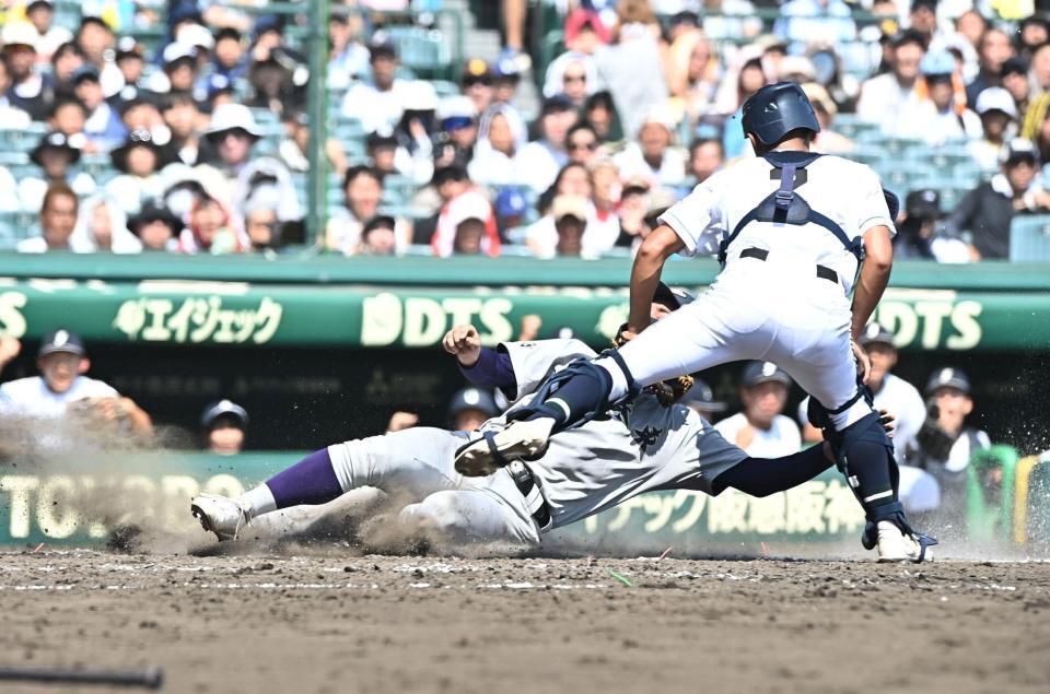 ３回、萬谷堅心の左飛で果敢に本塁に滑り込むがタッチアウトとなる花巻東・赤間史弥。捕手・森仙太郎（撮影・開出牧）