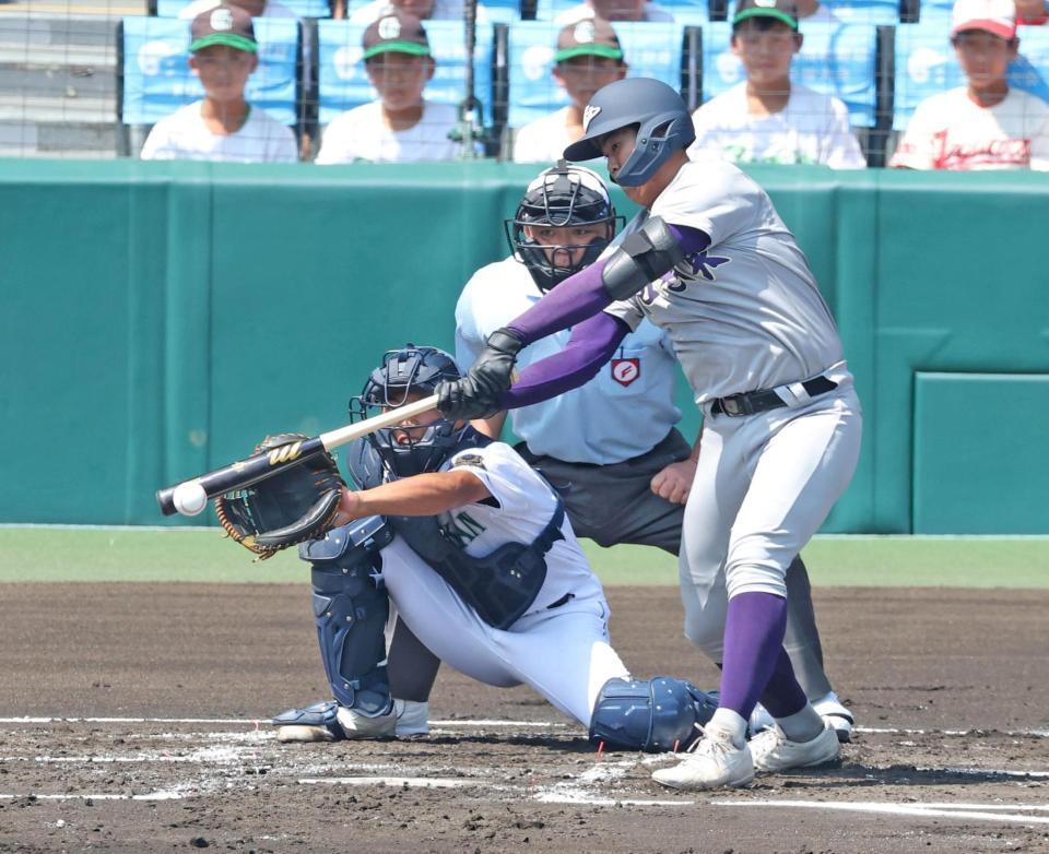 １回、中前適時打を放つ花巻東・古城大翔（撮影・中田匡峻）
