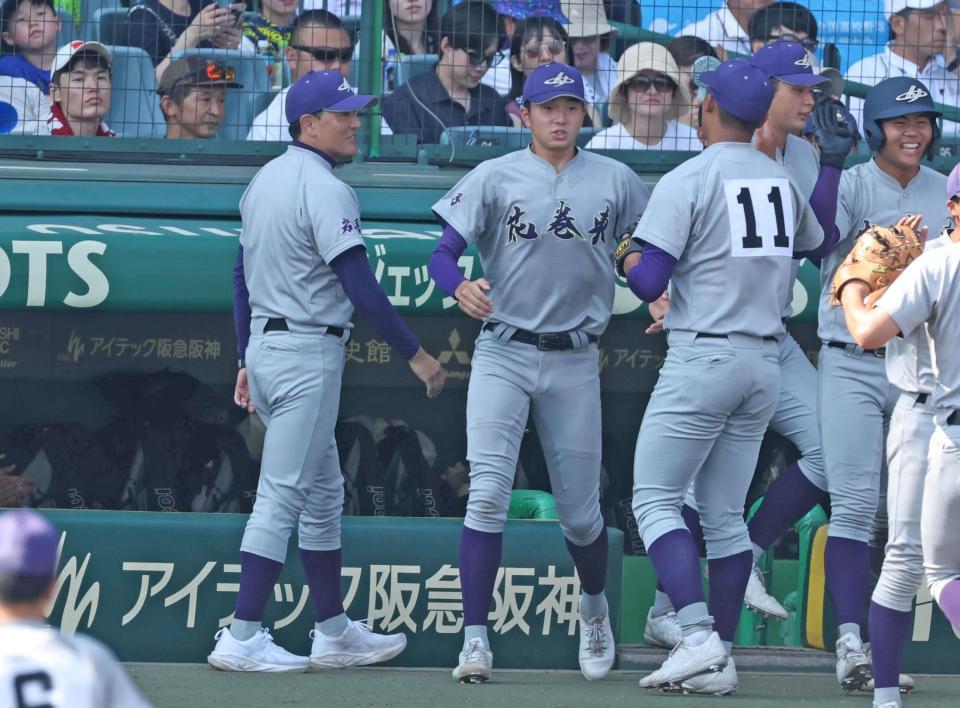 ６回を投げ終えた花巻東・菅原駿（１１）の元に向かう花巻東・佐々木洋監督（左）＝撮影・中田匡峻