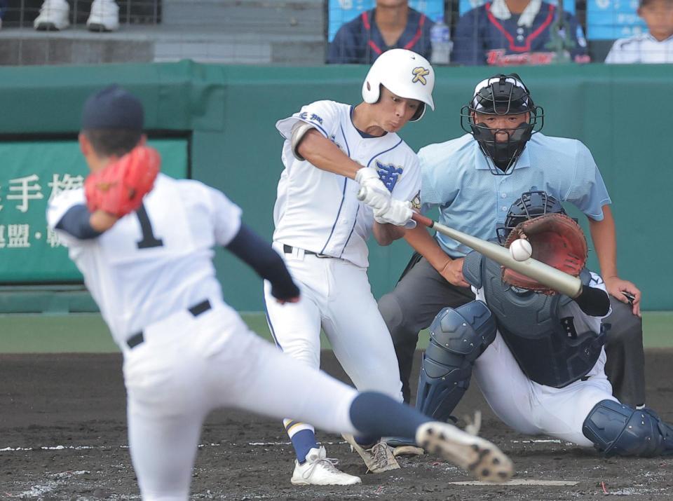 ３回、走者一掃の三塁打を放つ霞ヶ浦・菊地勇一（撮影・西田忠信）