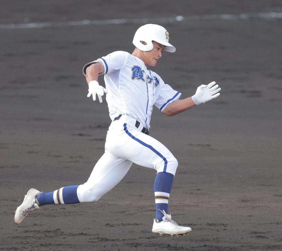 ３回、走者一掃の三塁打を放つ霞ヶ浦・菊地勇一（撮影・西田忠信）