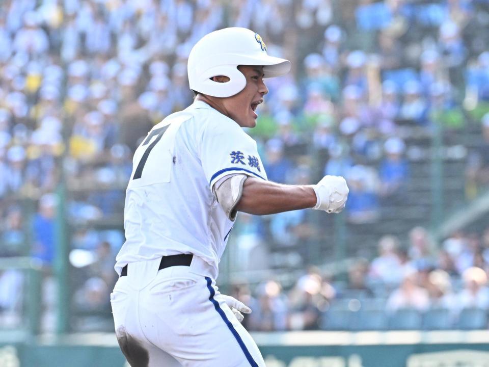 ３回、走者一掃の適時三塁打を放った菊地