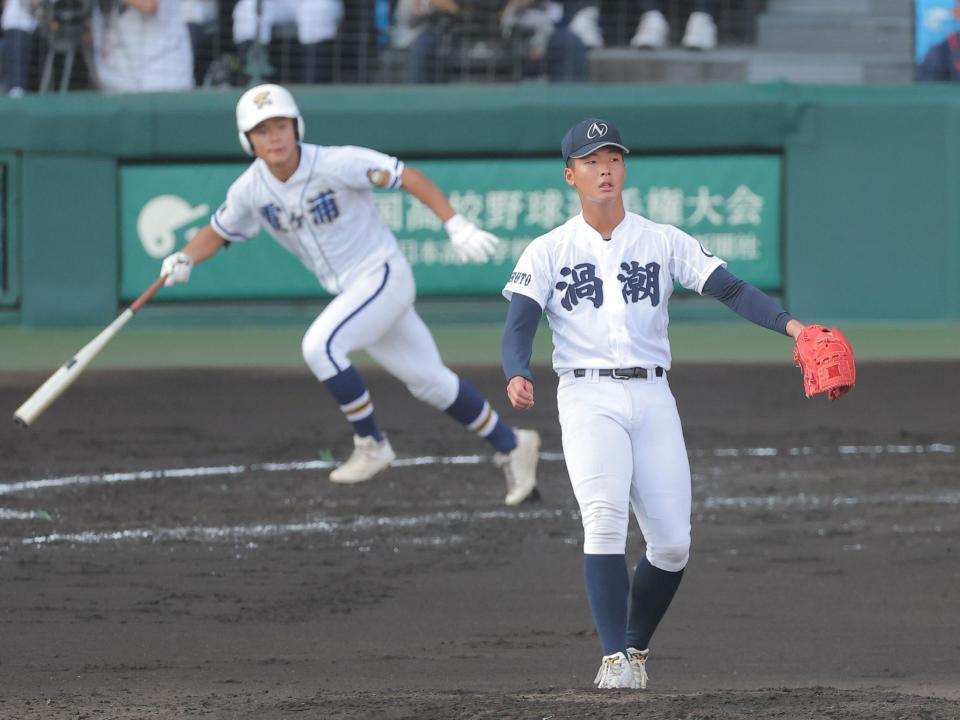 ３回、霞ヶ浦・菊地勇一に走者一掃の三塁打を許す鳴門渦潮・西村大輝（撮影・西田忠信）