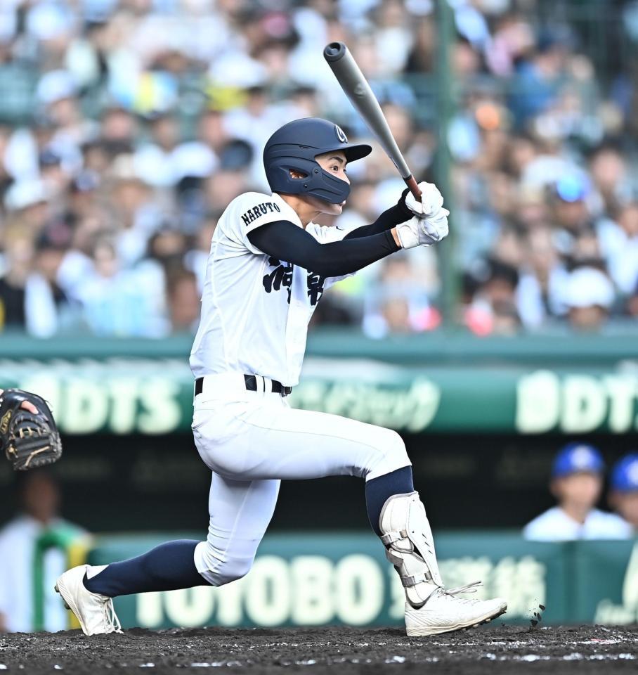 ４回、右越え適時二塁打を放つ林蒼太（撮影・開出牧）