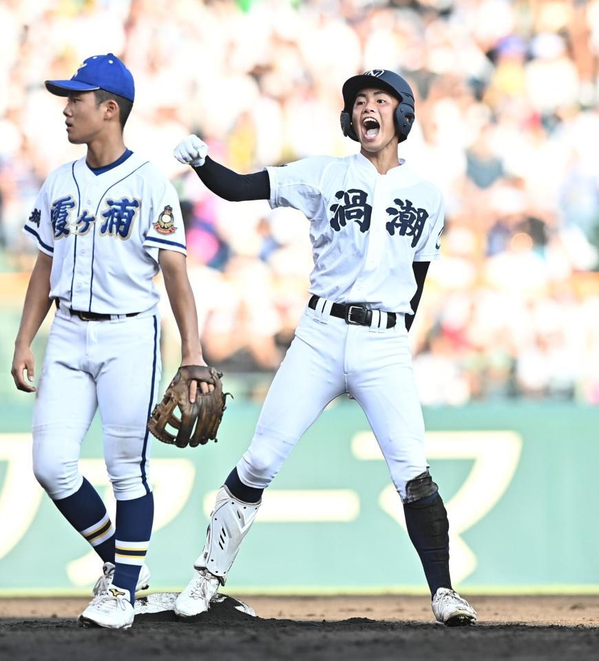４回、右越え適時二塁打を放ち雄たけびを上げる林蒼太（右）＝撮影・開出牧