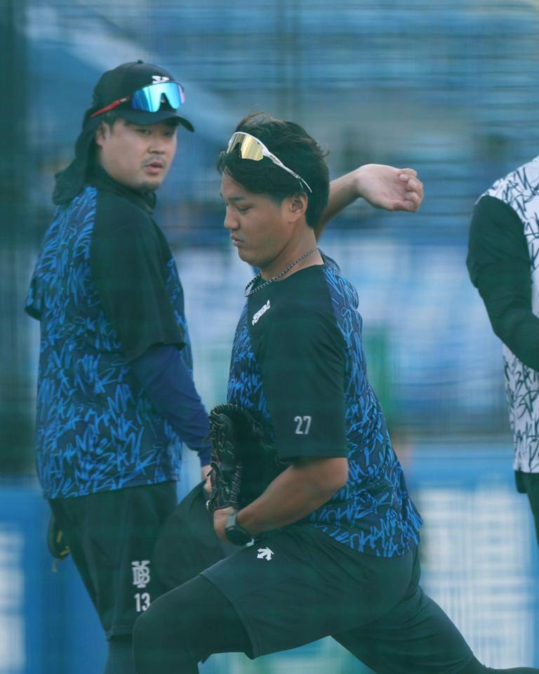 マウンドの感触を確かめる藤浪晋太郎（撮影・佐々木彰尚）