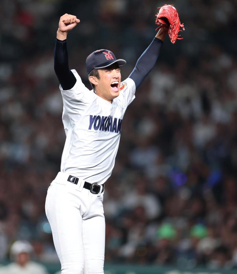 ６回、日南学園・下川源次を併殺に打ち取り、歓喜の横浜・織田翔希（撮影・中田匡峻）