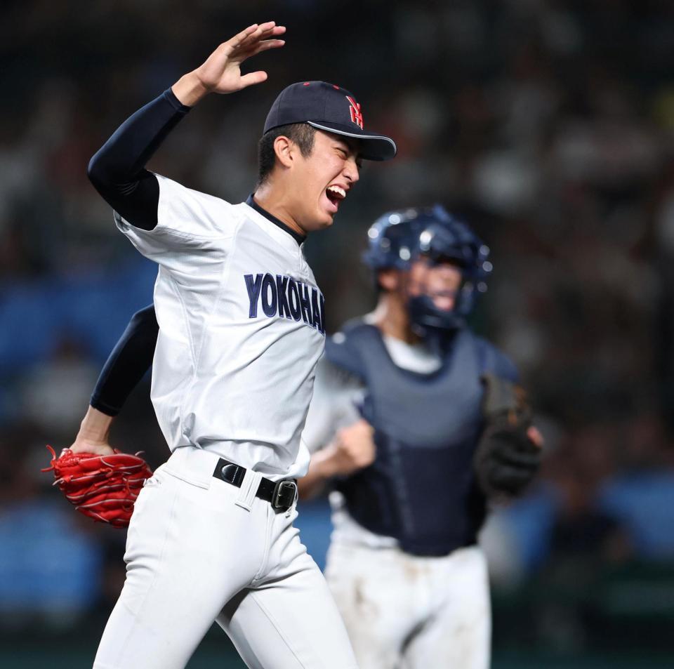 ６回、日南学園・下川源次を併殺に打ち取り、歓喜の横浜・織田翔希（撮影・中田匡峻）