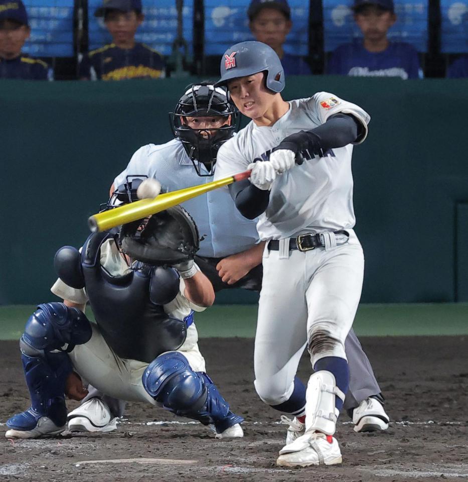 ９回、満塁本塁打を放つ横浜・江坂佳史（撮影・西田忠信）