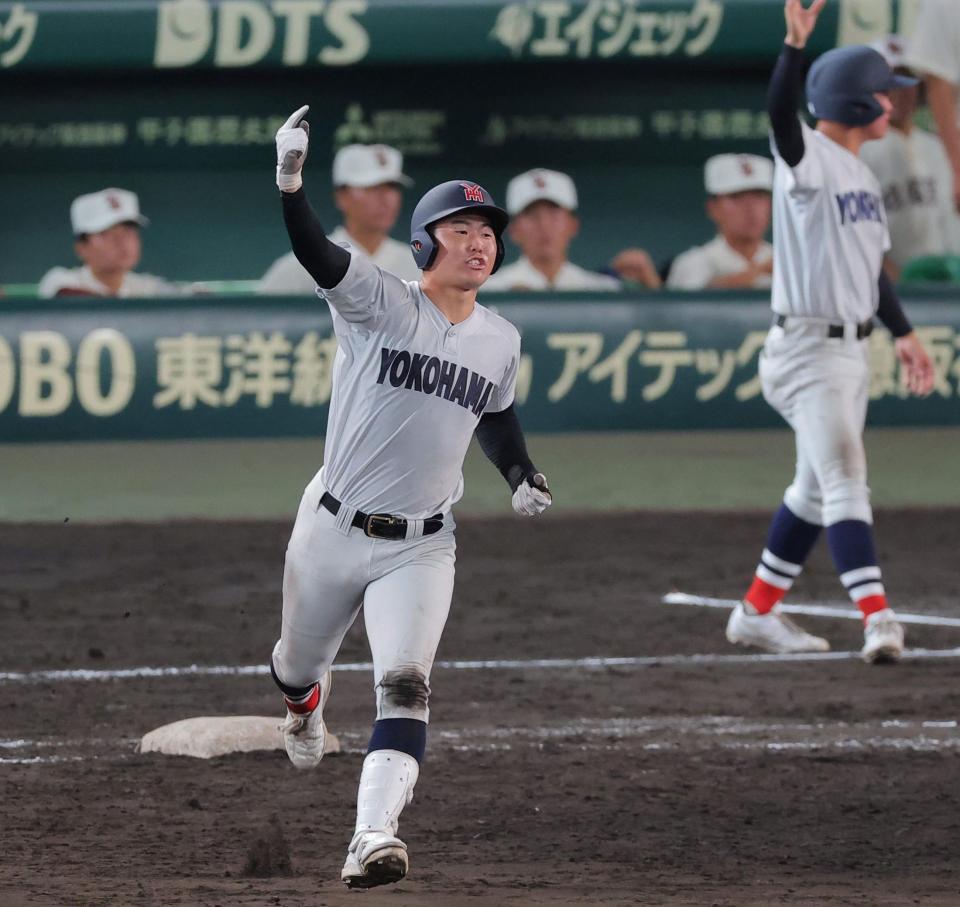 ９回、満塁本塁打を放ちダイヤモンドを回る横浜・江坂佳史（撮影・西田忠信）