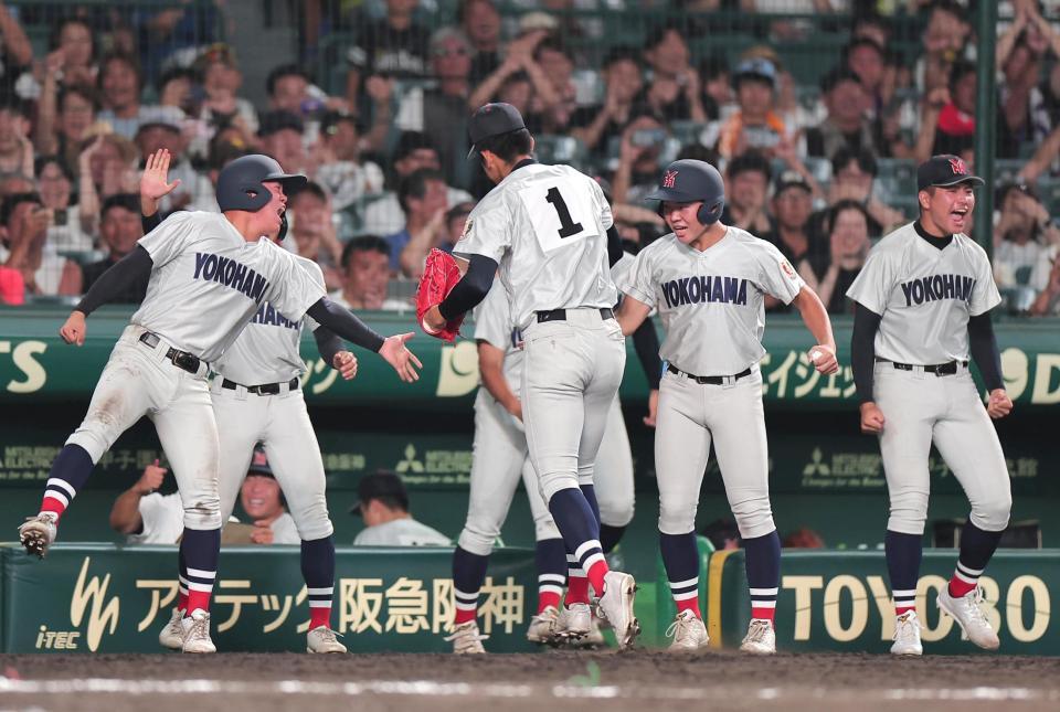 ６回、下川を二ゴロ併殺に打ち取りピンチを切り抜けた横浜・織田（中央）を迎える横浜ナイン