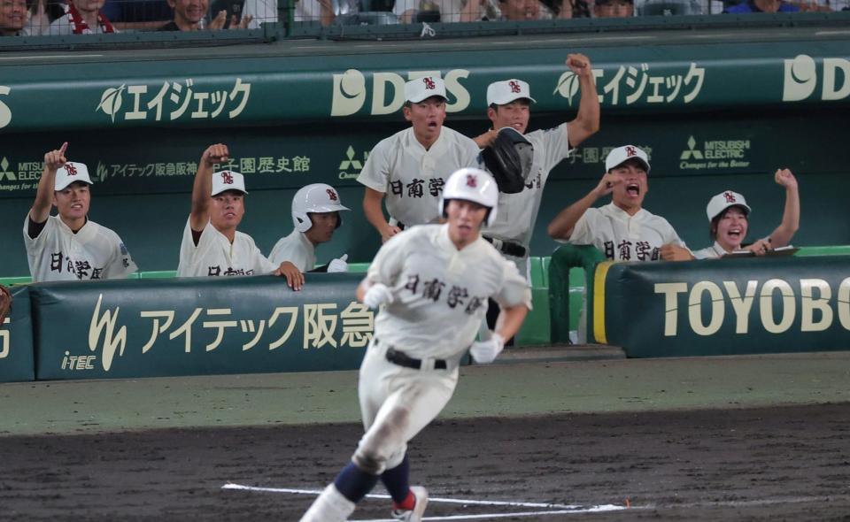 ４回、日南学園・下川源次（手前）の同点打を喜ぶ日南学園ベンチ（撮影・西田忠信）