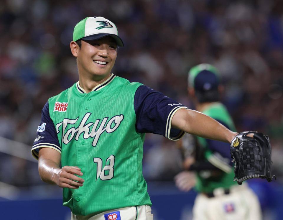 ６回、笑顔を見せる奥川（撮影・佐々木彰尚）