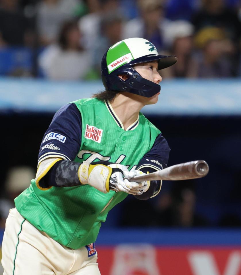 ６回、長岡は右越えに満塁弾を放つ（撮影・佐々木彰尚）