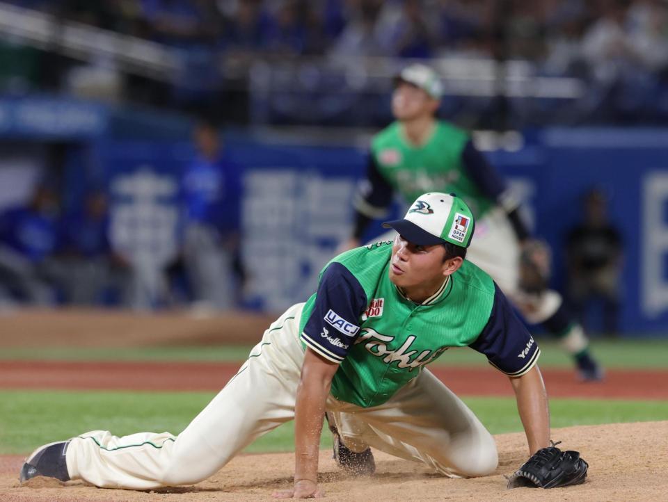 ７回、投球の際、転倒する奥川（撮影・佐々木彰尚）