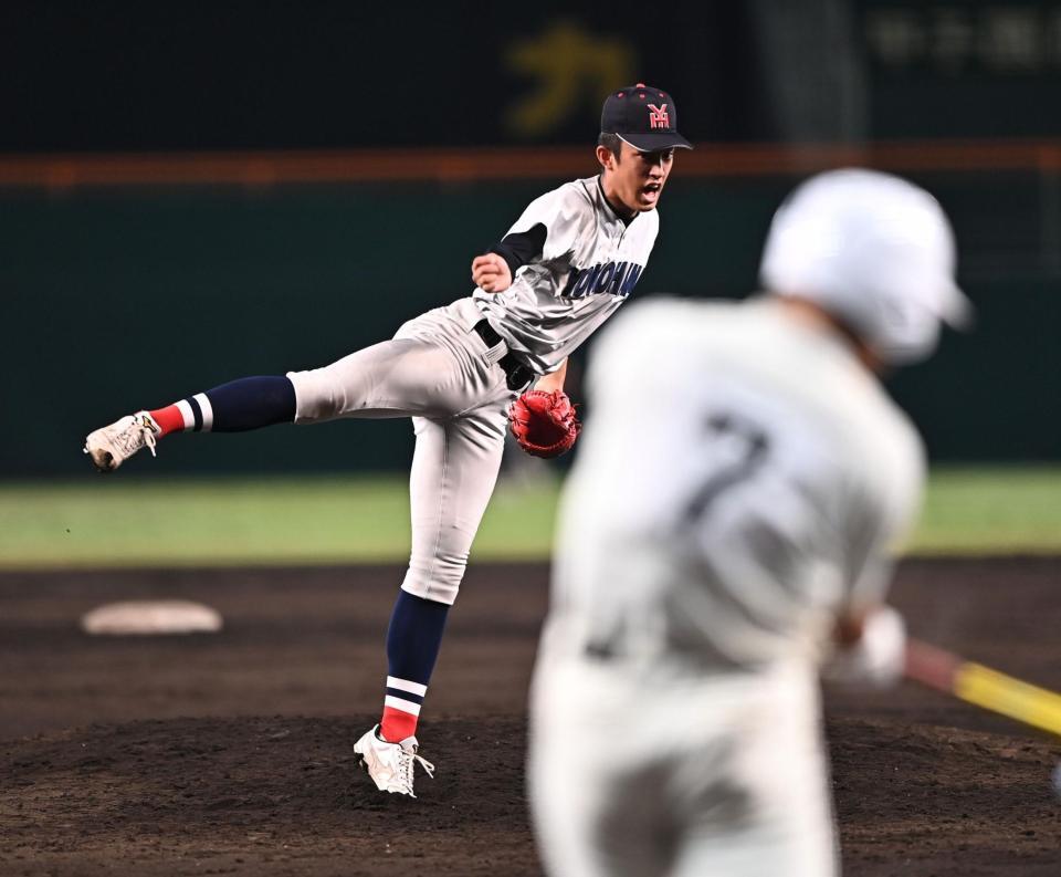 ６回、下川源次（手前）を二ゴロ併殺に打ち取った横浜・織田翔希（撮影・開出牧）